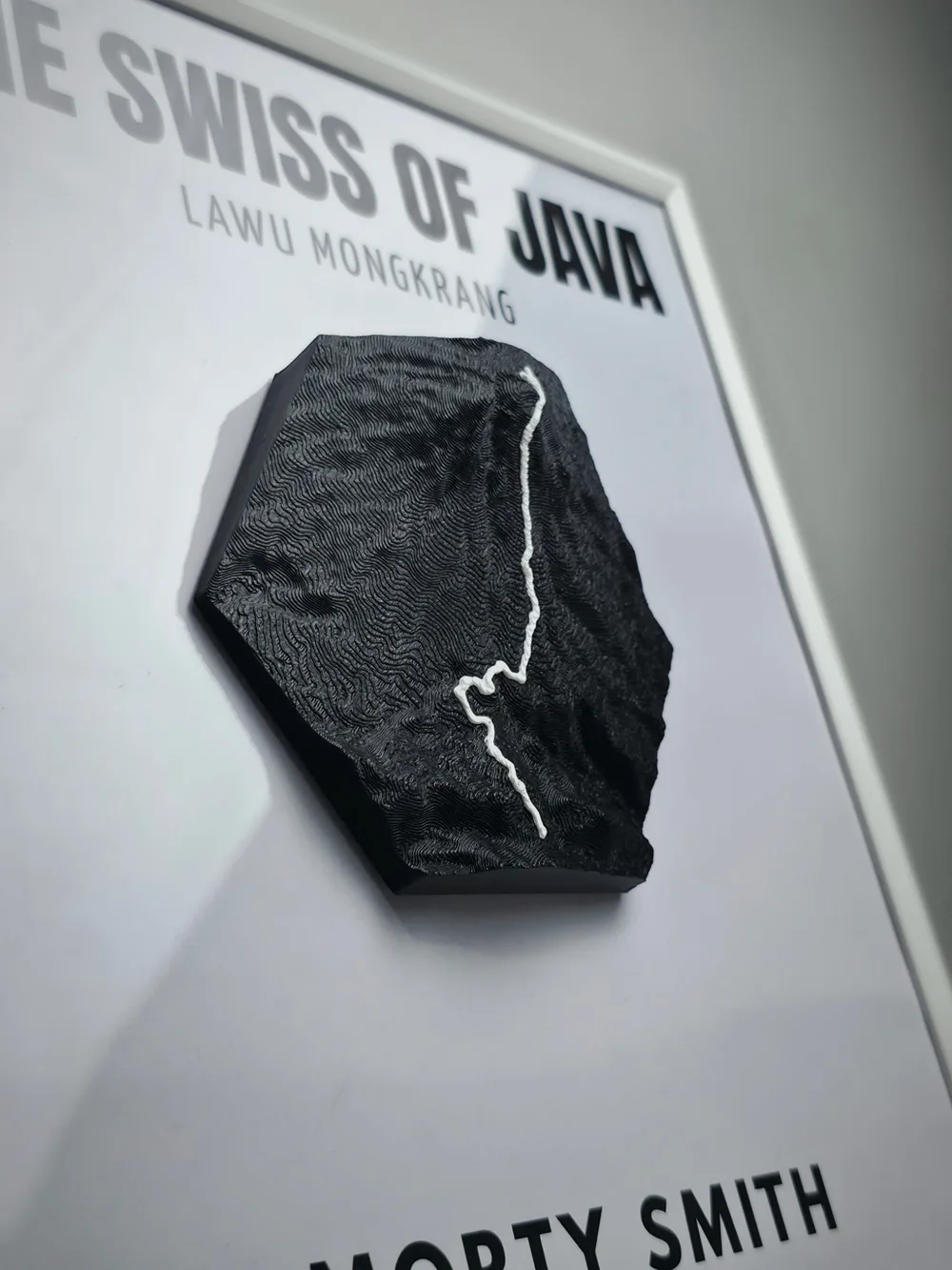 Karya Garis Memori The Swiss of Java: relief hexagon hitam dengan rute putih dalam bingkai putih